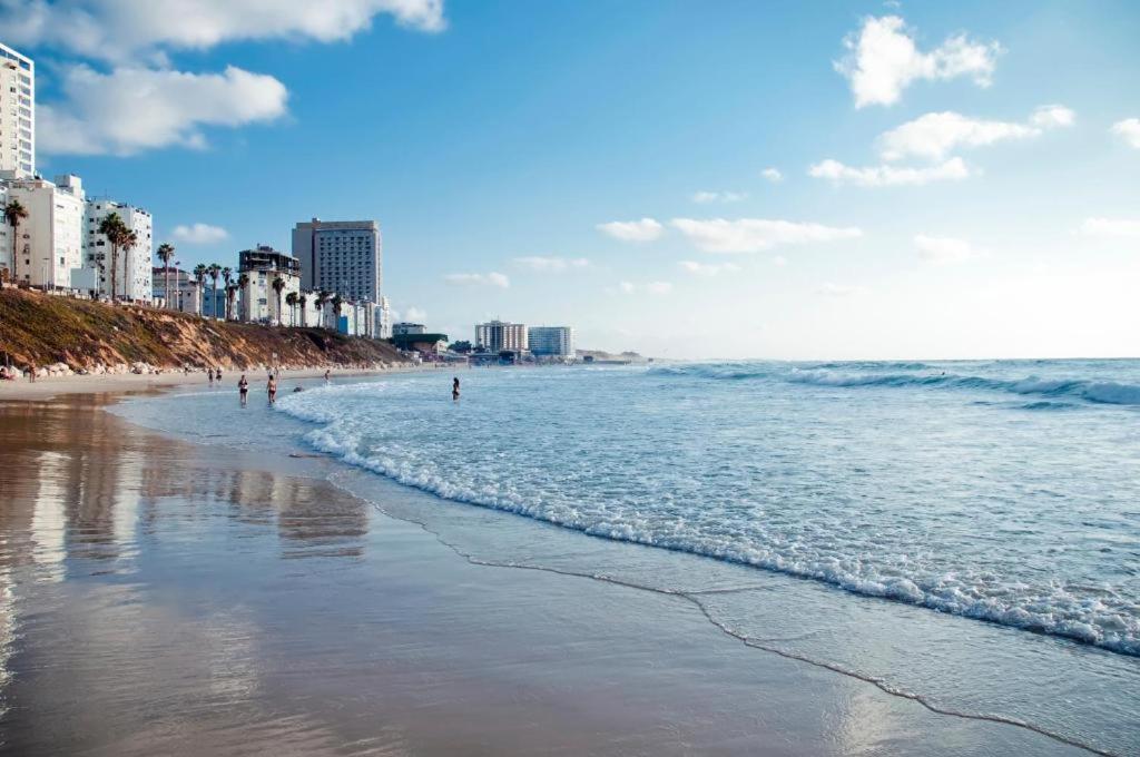 Amazing Suite On The Sea-סוויטה מדהימה על הים Bat Yam Buitenkant foto