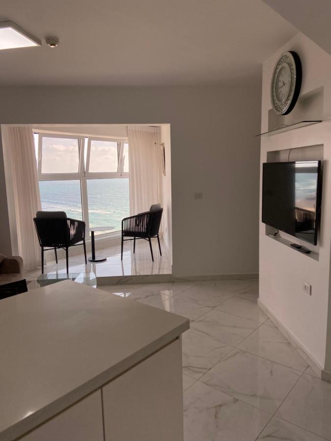 Amazing Suite On The Sea-סוויטה מדהימה על הים Bat Yam Buitenkant foto