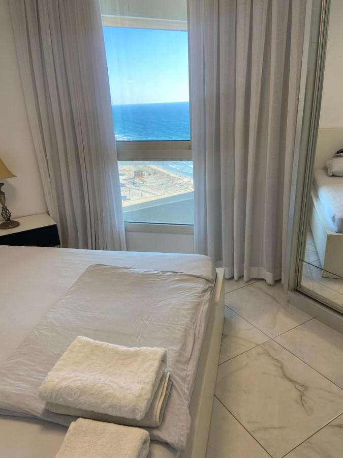 Amazing Suite On The Sea-סוויטה מדהימה על הים Bat Yam Buitenkant foto