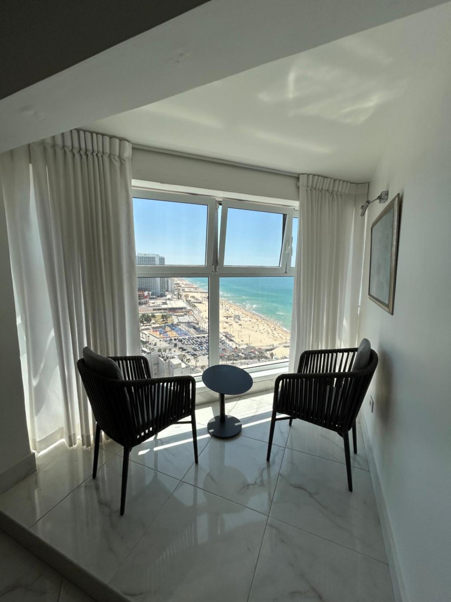 Amazing Suite On The Sea-סוויטה מדהימה על הים Bat Yam Buitenkant foto