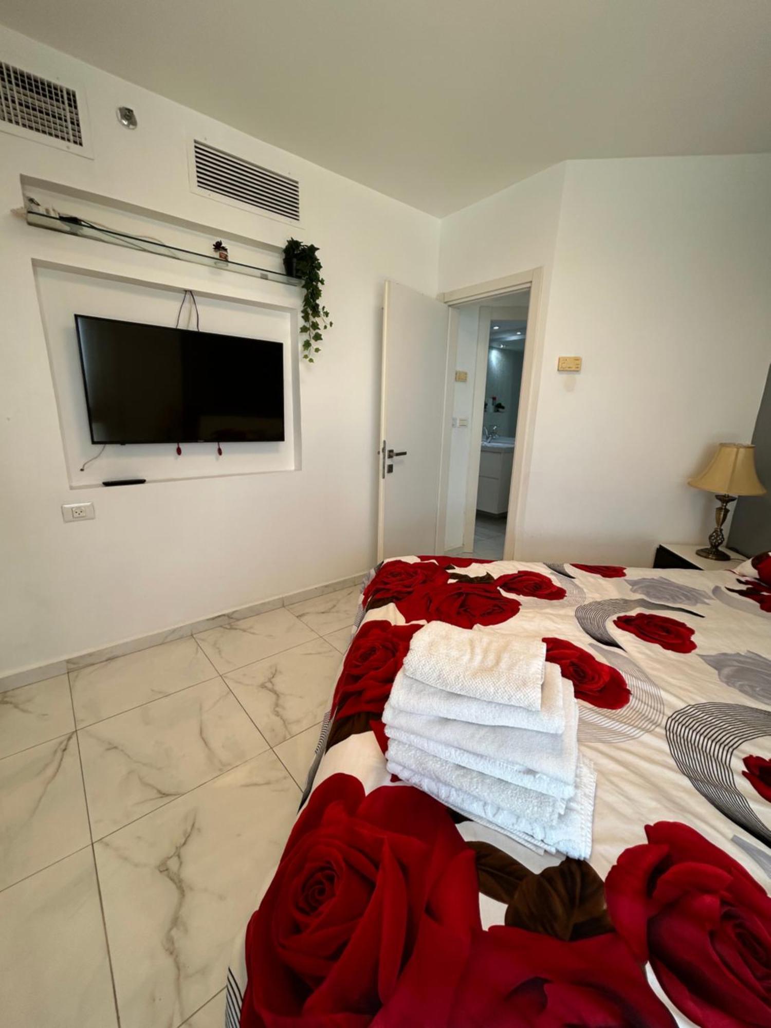 Amazing Suite On The Sea-סוויטה מדהימה על הים Bat Yam Buitenkant foto